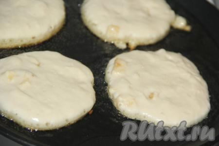 В сковороду влить масло и разогреть (масла не жалеем). Выкладывая по 1 столовой ложке теста, сформировать круглые оладьи.&nbsp;