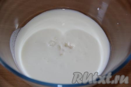 В кефир добавить соду, перемешать (я перемешивала столовой ложкой, можно перемешивать венчиком), оставить на 2-5 минут.