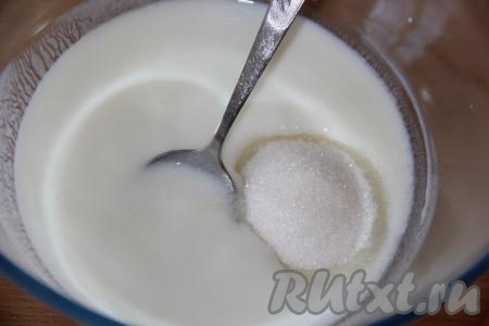 Затем добавить сахар и перемешать.