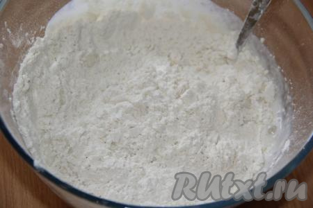 Добавить муку и перемешать тесто.