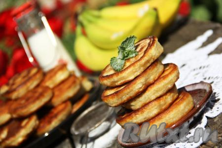 Аппетитные, вкусные, пышные оладьи, замешанные на кефире и приготовленные с кусочками банана, подать к столу в тёплом виде, дополнив вареньем или сметаной.