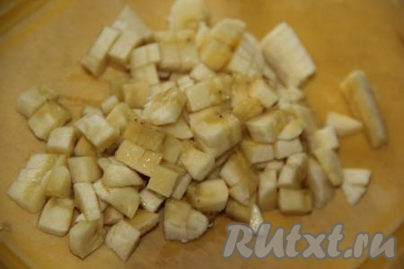 Банан очистить и нарезать на средние кубики (не нужно мять банан вилкой, нужны именно кусочки).