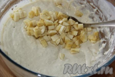 Добавить банан в тесто.