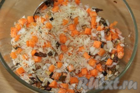 Перемешать рис с овощами.