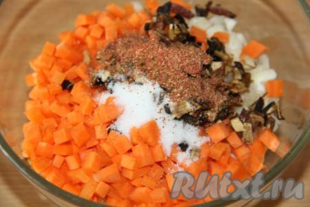 К овощам с рисом добавить соль и специи (я добавила по вкусу специи для риса).