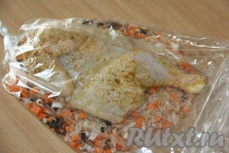 Поверх риса и овощей выложить половинку курицы (или части курицы). Переложить рукав для запекания на противень. Влить воду в рукав и завязать его со второй стороны.