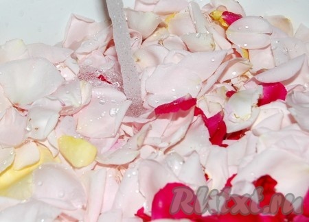 Промыть лепестки холодной водой. Сами лепестки чистые, но в них много различных мошек и букашек.