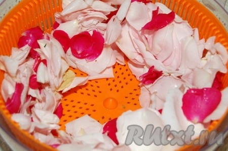 Затем аккуратно обсушить лепетски роз. Удобно для этого использовать сушилку для зелени.