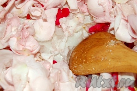 Через 6 часов добавить в таз с лепестками воду и оставшийся сахар. 
