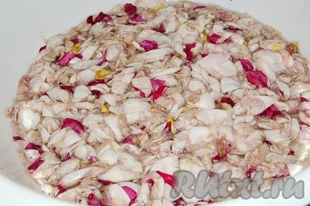 Помешивая, довести варенье из лепестков роз до кипения, проварить 5 минут и выключить огонь.