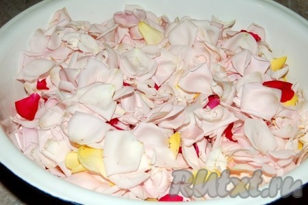 Собрать лепестки роз (использовать только сами лепестки).