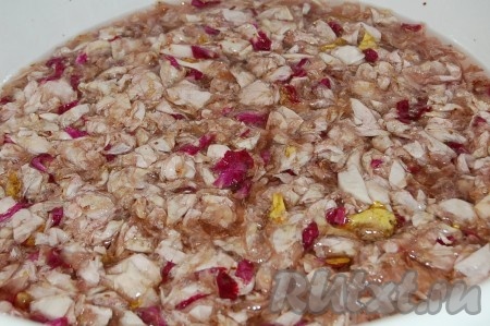 Через 2 часа можно продолжить варку варенья. Также довести до кипения, проварить 5 минут и выключить огонь. Не расстраивайтесь, что лепестки роз меняют свой цвет, который становится грязновато-серым. С каждым разом цвет будет меняться. Сначала темнеть, а после добавления лимонной кислоты или лимонного  сока цвет станет более насыщенным и розовым.