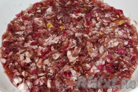 Через 1-2 часа варенье из лепестков роз ставим на огонь, доводим до кипения и варим уже до конца, примерно 25 минут (пока капля не будет растекаться на блюдце). Пены в этом варенье не будет.