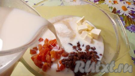 Теперь все подготовленные продукты нужно залить молоком. Молоко можно брать прямо из холодильника, не нужно его предварительно греть.