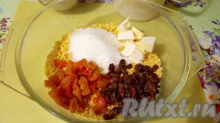 Сливочное масло можно не класть - это по желанию. Пробовала готовить пшённик с маслом и без него, но скажу однозначно - с маслом вкуснее. Если будете готовить с маслом, добавьте его в форму с пшеном и сухофруктами.