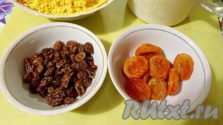 Для приготовления пшённика подойдут любые сухофрукты, которые вы любите. В прошлый раз я готовила с черносливом, в этот раз взяла курагу и красный изюм. Сухофрукты залить горячей водой и дать постоять минут 5-10 (для того, чтобы они стали мягче и их удобнее было промывать). Сухофрукты после замачивания в кипятке хорошо промыть и дать стечь воде.