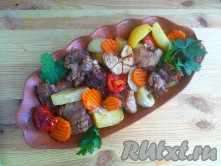 По прошествии 1,5 часов на большое блюдо выложить мягкие, сочные кусочки утиного мяса и аппетитные тушёные овощи, украсить свежей зеленью и в горячем виде подать к столу. Уверена, это вкусное, сытное блюдо понравится и вам, и вашим близким!