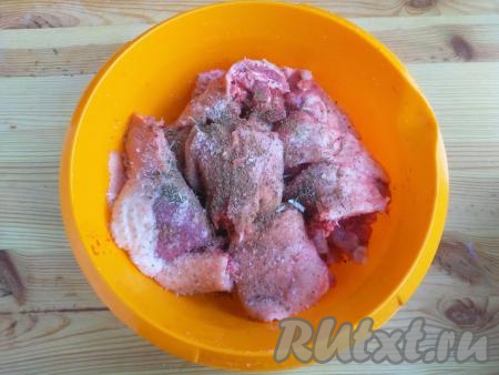 Кусочки утки выложить в миску, посолить, поперчить, добавить порошкообразные специи (у меня хмели-сунели, паприка и&nbsp;пажитник). Специи можете выбирать с учётом своих предпочтений.&nbsp;Перемешать, оставить на 20 минут при комнатной температуре.