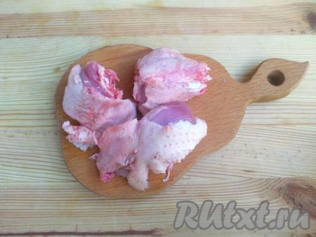 Утку разрубить на небольшие порционные кусочки.