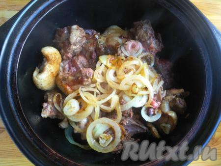 Выложить обжаренный лук в кастрюлю&nbsp;поверх кусочков утки.