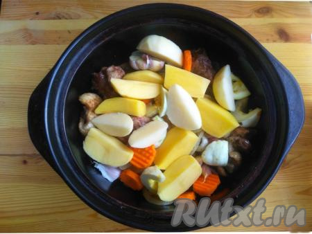 Морковь очистить и нарезать кружочками толщиной&nbsp;около 2-3 миллиметров. Картофель очистить, разрезать на 4 части. Головку чеснока хорошо промыть и, не очищая и не разделяя на зубчики, разрезать пополам. Патиссон (или кабачок) нарезать достаточно крупно (толстую кожуру и крупные семечки лучше удалить). Выложить подготовленные морковку, чеснок, картошку и патиссон (или кабачок) поверх лука.