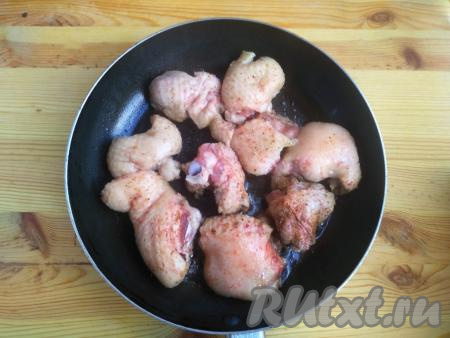 На сухую сковороду выложить кусочки утки и обжарить на среднем огне до румяной корочки. Масло добавлять в сковороду необязательно, так как во время жарки из утки выделится собственный жир.