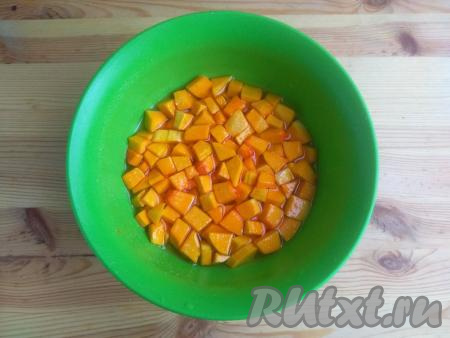 За это время тыква пустит сок и сахар растворится.