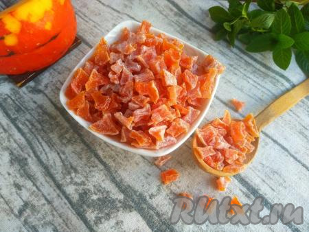 Аппетитные, вкусные, яркие цукаты из тыквы, приготовленные с добавлением лимонной кислоты, можно подать к чаю или использовать в качестве дополнения, например, к различной выпечке. Хранить тыквенные цукаты нужно в сухом прохладном месте в стеклянной банке с плотной закрытой крышкой.