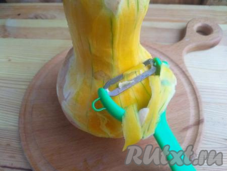 Тыкву&nbsp;обмыть в проточной воде, обсушить с помощью полотенца. Очистить тыкву от кожуры (я очищаю с помощью специального ножа), разрезать пополам, удалить семечки и внутреннюю мякоть. 