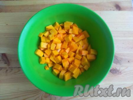 400 грамм очищенной тыквы нарезать на кубики размером 0,8-1 см и выложить в миску.