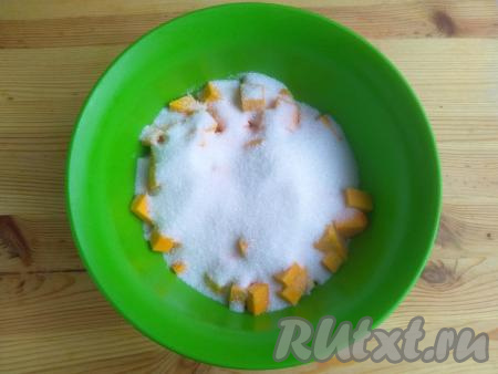 Засыпать тыквенные кубики сахаром и оставить на 4-5 часов при комнатной температуре.