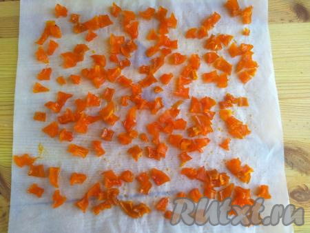 Готовые цукаты из тыквы должны быть слегка вязкими и при нажатии не должны выделять жидкость. Присыпать изделия сахарной пудрой (или крахмалом) для того, чтобы предотвратить слипание их между собой.