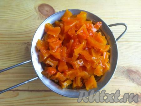 Остывшую тыкву в сиропе выложить на сито, под сито поставить кастрюльку, в которую и будет сливаться сироп. Оставить тыкву в сите на несколько минут, чтобы стёк сироп (сироп в дальнейшем для приготовления цукатов не понадобится, его можно использовать для поливки сырников или блинчиков).