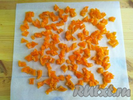 Выложить тыквенные кубики на пергаментную бумагу. Сушить тыквенные цукаты в духовке (если есть функция "Конвекция", включите её) при температуре 100 градусов около 2-3 часов.