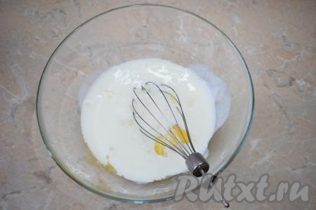 Затем влейте в чашу кефир с содой, перемешайте с помощью венчика.