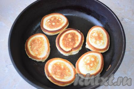 Обжаривайте оладьи по 1-2 минуте с каждой стороны (до золотистого цвета). В данном случае пусть лучше огонь будет меньше. При такой медленной готовке оладьи будут постепенно пропекаться и подниматься, как булочки.