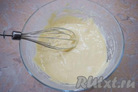 В отдельную ёмкость через сито просейте муку для оладий (в процессе просеивания мука насытится кислородом, а значит готовые изделия будут более пышными). Постепенно в чашу с кефирно-яичной смесью добавляйте просеянную муку и замешивайте венчиком тесто. Тесто для оладий, замешанное на кефире без добавления дрожжей, должно получиться достаточно густым. Только благодаря такой густоте, оладьи не будут сильно растекаться по сковороде. Муки может понадобиться чуть больше или чуть меньше. Ориентируйтесь не на количество муки, а на желаемую густоту теста.