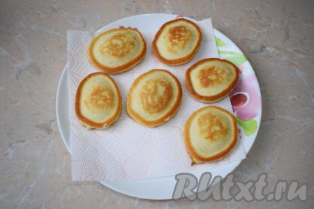 Готовые оладушки выкладывайте на бумажное полотенце, чтобы удалить с них излишки масла. А из оставшегося теста аналогично приготовьте все оладьи.