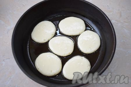 Разогрейте сковороду до горячего состояния и налейте на неё немного растительного масла. Столовой ложкой выкладывайте тесто в виде оладий и готовьте их на небольшом огне.&nbsp;Если огонь сделать большой, то оладьи начнут подгорать снаружи, а внутри не успеют пропечься и останутся сырыми.