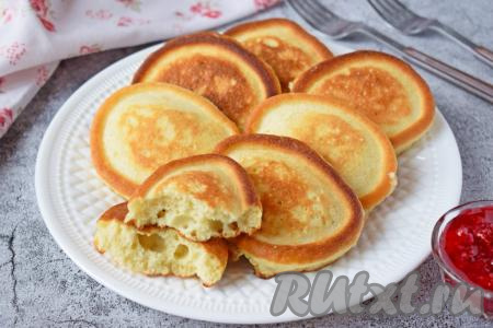 Пышные, аппетитные и вкусные оладьи, замешанные на кефире без добавления дрожжей, подавайте со&nbsp;сметаной, джемом, вареньем&nbsp;или сгущённым&nbsp;молоком.