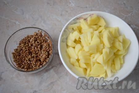 Картошку очистите от кожуры, ополосните и нарежьте на небольшие кусочки.&nbsp;Гречку промойте несколько раз в холодной воде. Добавьте нарезанный картофель в кастрюлю к бульону с мясом, дайте закипеть, уменьшите огонь и проварите минут 10. Затем добавьте в куриный суп гречку и варите ещё минут 10.