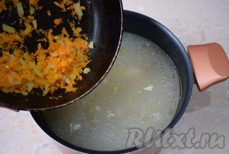 Затем переложите обжаренные овощи в куриный суп с гречкой и картошкой.