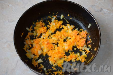 Сковороду разогрейте до горячего состояния и налейте немного растительного масла. Обжарьте лук и морковь в течение 3-5 минут, периодически помешивая, на среднем огне.