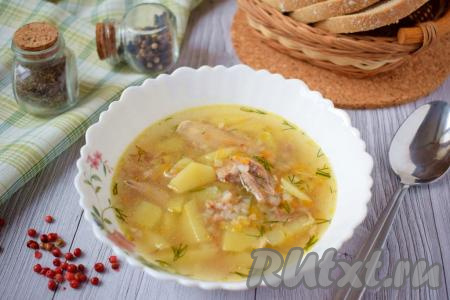 Вкусный, ароматтный, аппетитный и сытный куриный суп с гречкой и картошкой готов, разлейте его по тарелкам и подавайте к столу!
