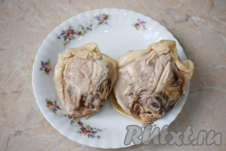 Для приготовления куриного супа можно использовать любые части курицы (я использовала куриные бёдра). Залейте кусочки куриного мяса 2 литрами воды, поставьте на огонь и доведите до кипения. При закипании будет появляться пенка, которую необходимо снять. Проварите курицу с момента закипания в течение 30-40 минут на медленном огне.