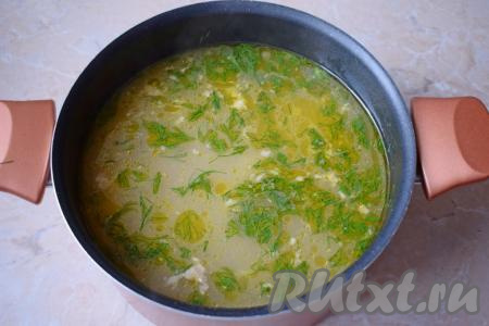 Дайте супу закипеть и проварите на небольшом огне 3-5 минут. По вкусу добавьте&nbsp;соль и специй. Мне очень нравится в супе аромат свежей зелени, поэтому я&nbsp;добавляю&nbsp;немного измельчённого укропа в конце варки. Готовый суп снимите с огня, накройте крышкой и дайте ему постоять минут 5-10.