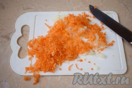 Пока варится картофель и гречка, займитесь овощами. Очистите лук и морковь. Лук мелко нарежьте, а морковь натрите на тёрке.