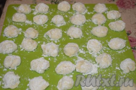 Подготовленный комок, обваленный в муке, кладём на досочку. Аналогично подготавливаем все комочки творожного теста.