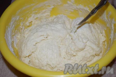 По консистенции творожное тесто должно получиться не жидким и не тугим, форму оно не держит и при прикосновении липнет к рукам.