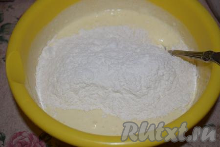 В миску всыпаем 250 г муки и перемешиваем ложкой наше творожное тесто. Количество добавляемой муки во многом зависит от жирности и влажности творога, поэтому, добавляя муку, ориентируйтесь на консистенцию теста. 